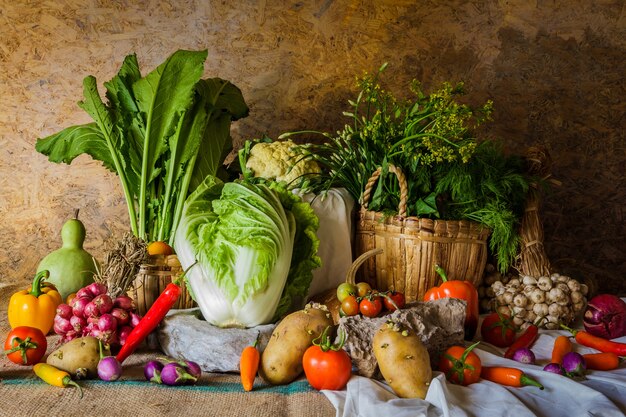 Nature morte Légumes, herbes et fruits.