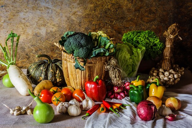 Nature morte Légumes, herbes et fruits.