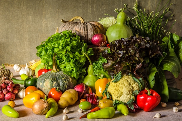 Nature morte Légumes, herbes et fruits.