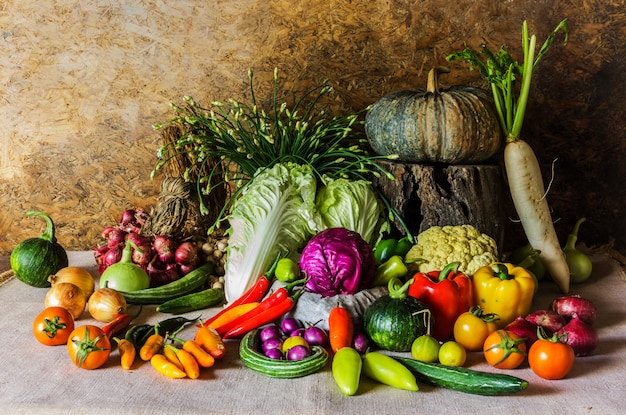 Nature morte Légumes, herbes et fruits.