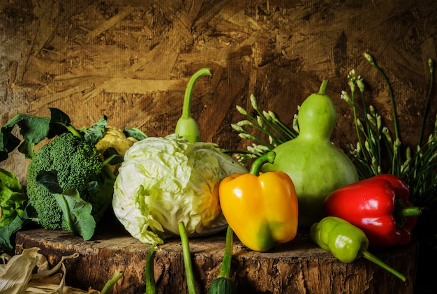 Nature morte Légumes, herbes et fruits.