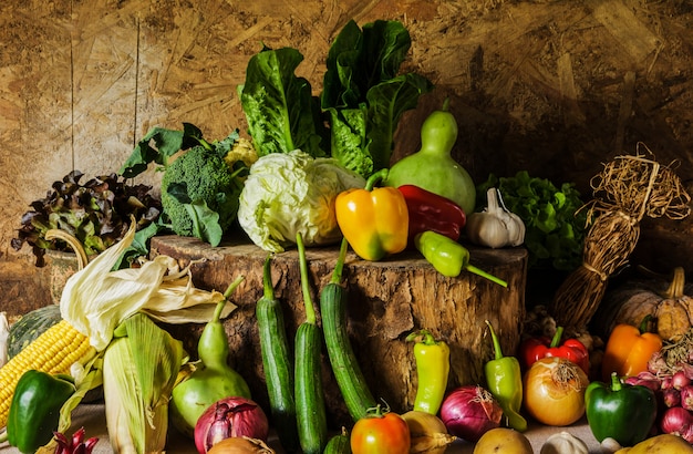 Nature morte Légumes, herbes et fruits.