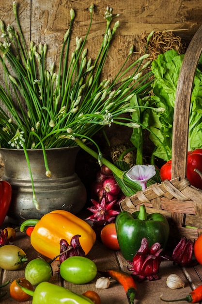 Photo nature morte légumes, herbes et fruits.