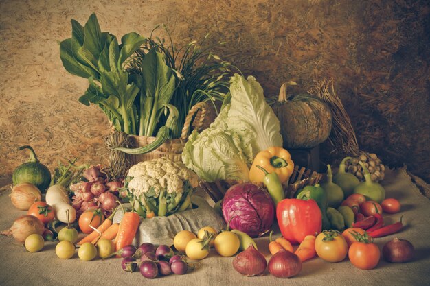 Nature morte Légumes, herbes et fruits.