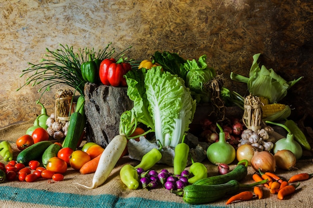 Nature morte Légumes, herbes et fruits.