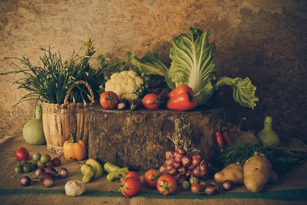 Nature morte Légumes, herbes et fruits.