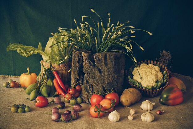 Photo nature morte légumes, herbes et fruits.