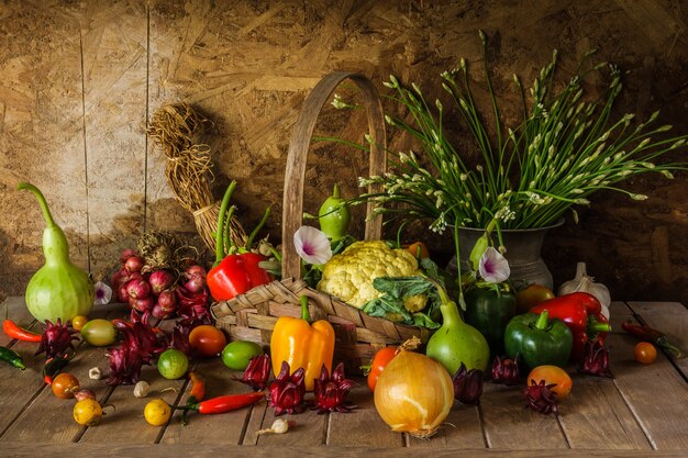 Nature morte légumes, herbes et fruits.