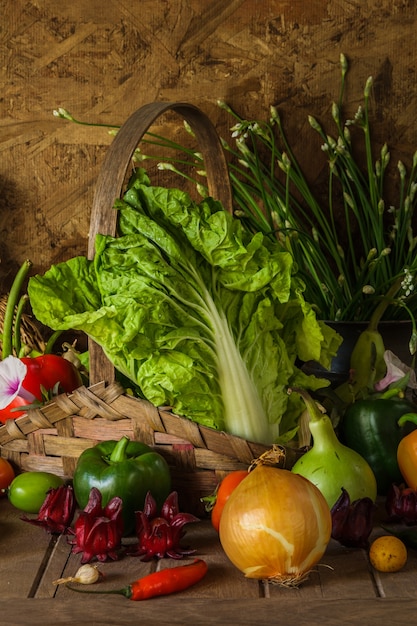 Photo nature morte légumes, herbes et fruits.