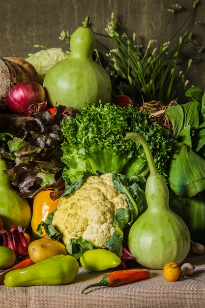 Nature morte légumes, herbes et fruits.