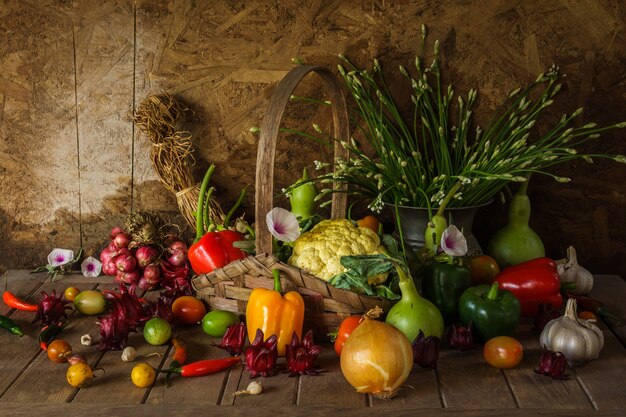 Nature morte légumes, herbes et fruits.