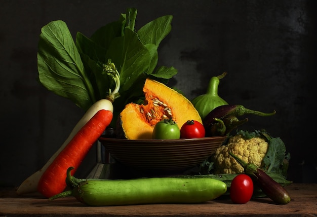 Nature morte de légumes récoltés agricoles sur l'espace en bois