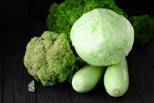 Nature morte de légumes verts sur fond noir