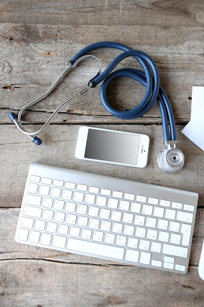 Nature morte médicale avec clavier sur table en bois