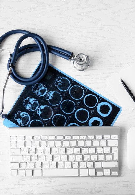 Nature morte médicale avec clavier sur table en bois