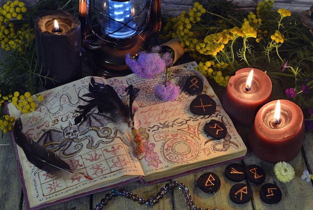Une nature morte mystique avec un livre de runes et des objets rituels sorciers sur une vieille table d'autel.