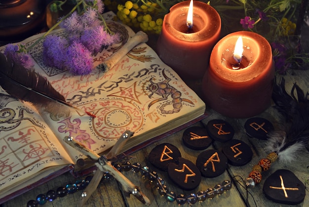 Nature morte mystique avec des runes livre magique de sorts et d'objets rituels sorciers sur une vieille table d'autel