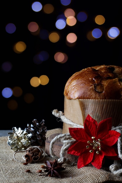 Nature morte de Noël avec panettone et couleur claire bokeh