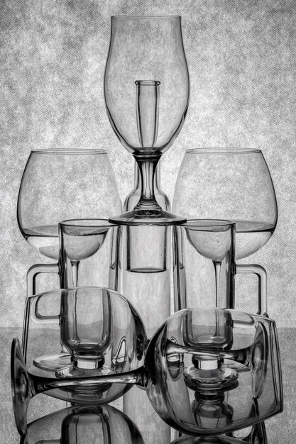 Photo nature morte avec des objets en verre sur une surface réfléchissante