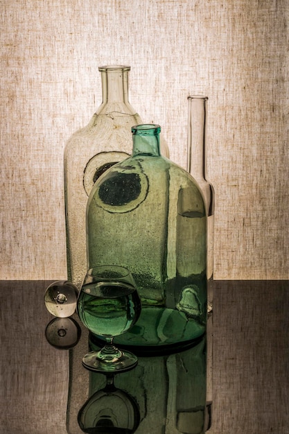 Nature morte avec des objets en verre et un verre avec du liquide