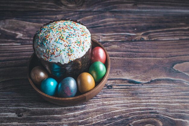 Photo la nature morte, les œufs de pâques et le gâteau de pâques sur la table, le concept de confort domestique.