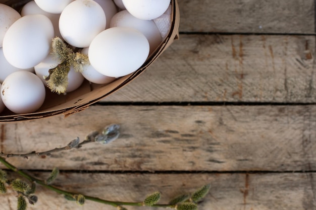 Nature morte avec des œufs de poule blanc frais sur fond de bois