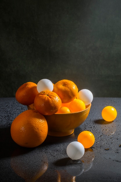 Nature morte à l'orange, aux mandarines humides et aux boules colorées