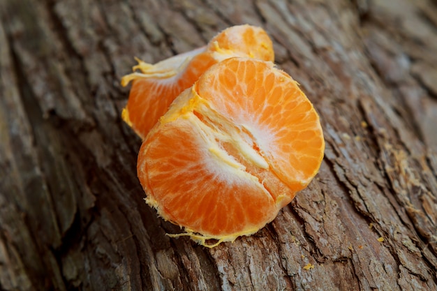 Nature morte à l&#39;orange sur bois