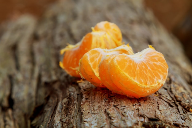 Nature morte à l&#39;orange sur bois