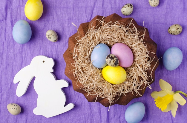 Nature morte de Pâques, gâteau de Pâques, sur fond textile violet.