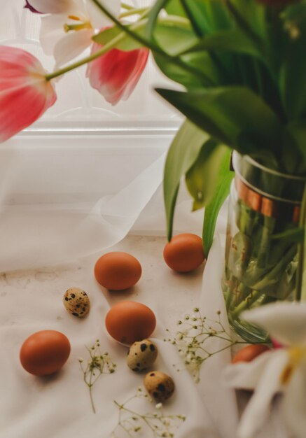 nature morte de pâques avec des oeufs et des tulipes