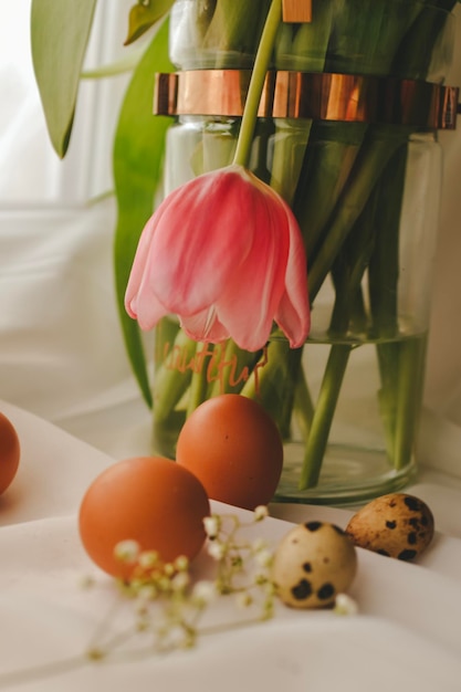 nature morte de pâques avec des oeufs et des tulipes