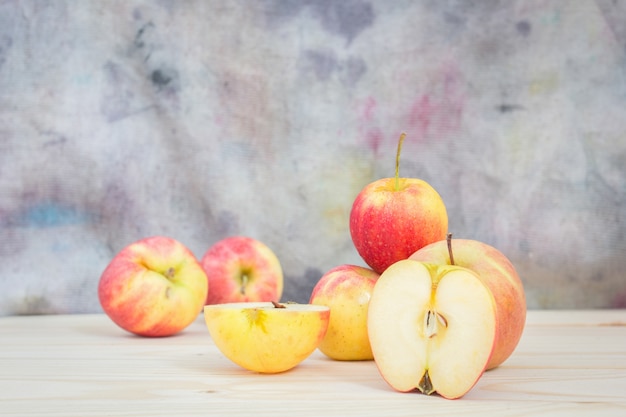 nature morte. petite pomme sur fond de bois