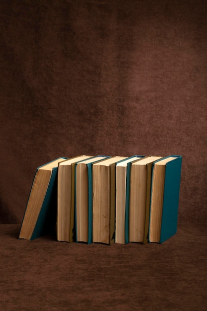 Nature morte avec une pile de vieux livres sur la table