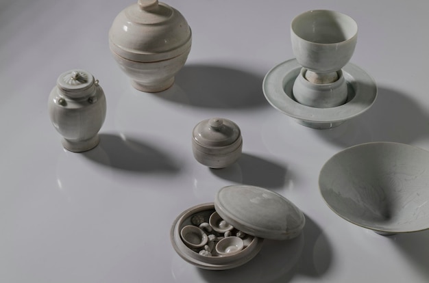 Photo nature morte de porcelaines blanches antiques chinoises sur une table blanche