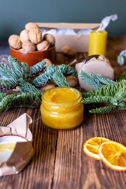 Photo nature morte avec un pot de miel sur fond sombre