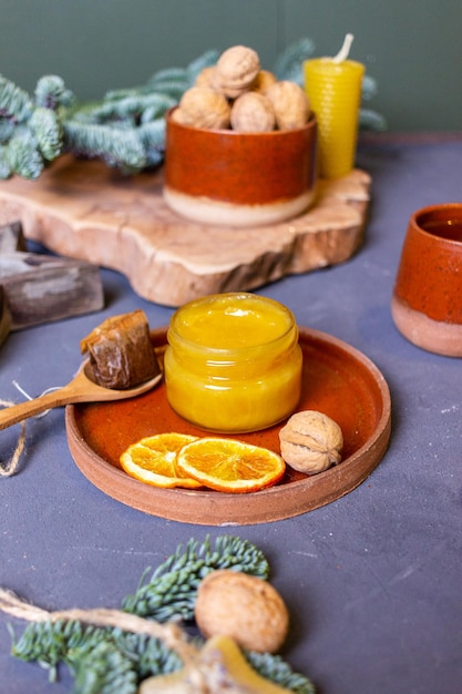 nature morte avec un pot de miel sur fond sombre