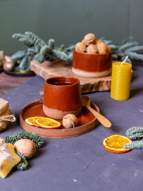 Photo nature morte avec un pot de miel sur fond sombre