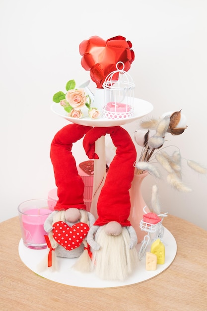 Nature morte pour la saint valentin avec deux cadeaux de gnomes et des bougies pour la décoration de la maison
