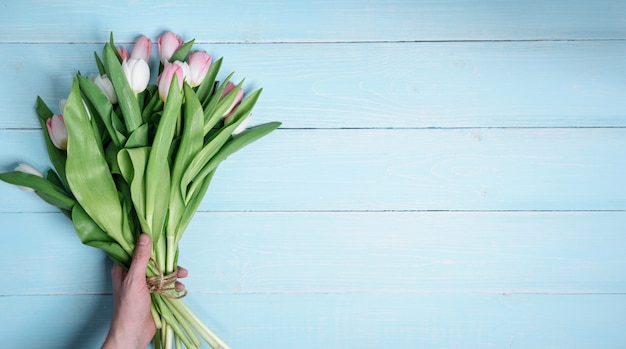 Nature morte printemps doux tulipes blanches et roses