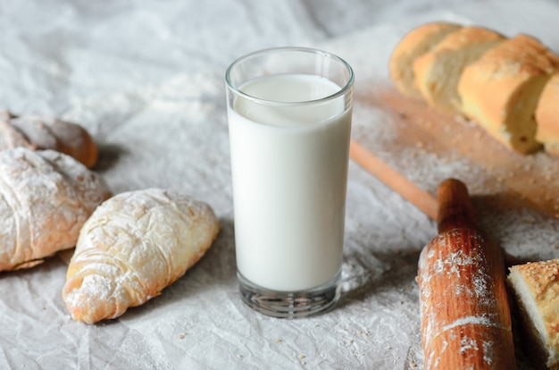 Nature morte de produits laitiers et de pain.