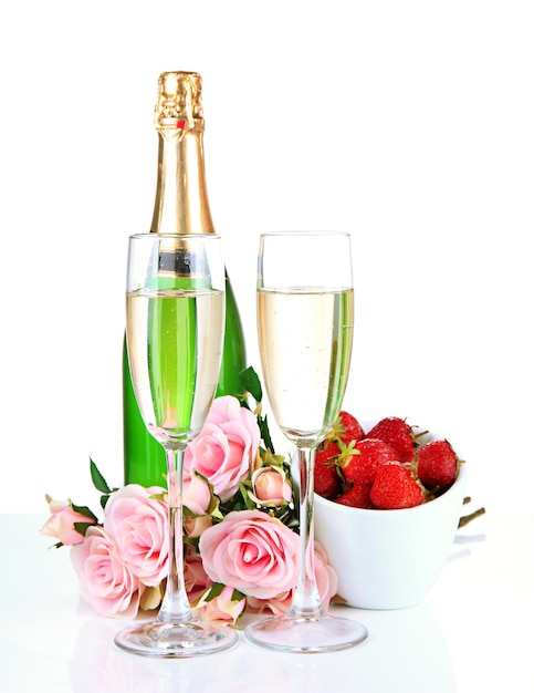 Nature morte romantique avec champagne, fraise et roses roses, isolées sur blanc
