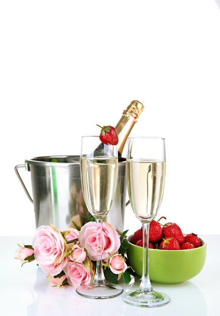 Nature morte romantique avec champagne, fraise et roses roses, isolées sur blanc