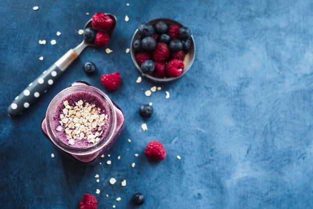 Photo nature morte de savoureux smoothie aux bleuets