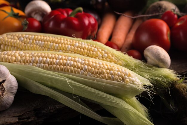 Nature morte sombre et capricieuse de légumes frais sur une table en bois Arrière-plan d'épicerie alimentaire locale biologique saine