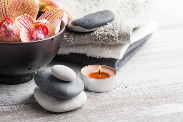 Nature morte de spa avec des cailloux et une orchidée orange rouge