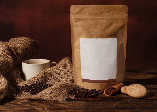 Nature morte avec une tasse de café, une casserole de café, des haricots et des plats cuisinés