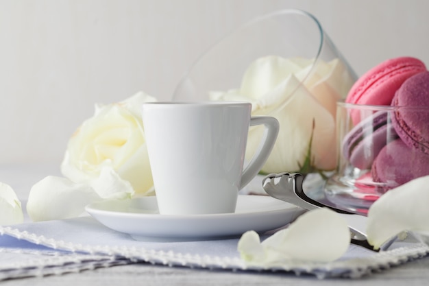 Nature morte avec tasse de café et fleurs