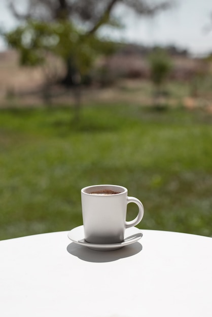 Photo nature morte de tasse de café relaxante sur la terrasse