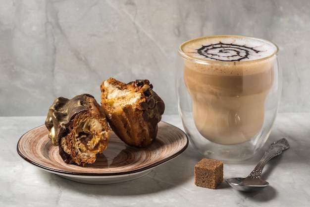 Nature morte avec tasse de latte et éclairs